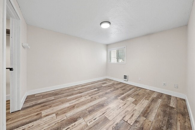 Building Photo - 2-Bed Condo in Kent – Fireplace, Balcony &...