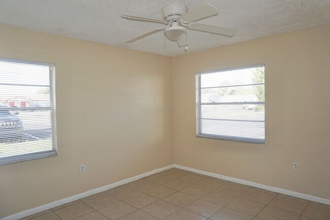 Building Photo - 2571-2575 Elm Ave