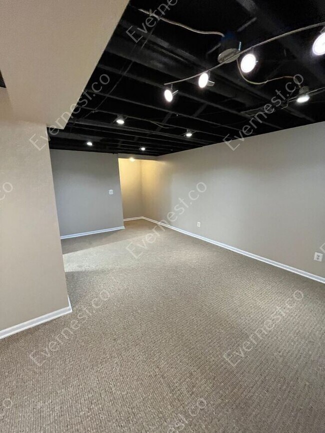 Building Photo - Charming 3 bedroom in Madison Heights / Pe...