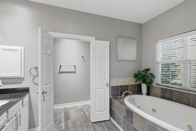 Building Photo - 9003 Bayview Cove Dr