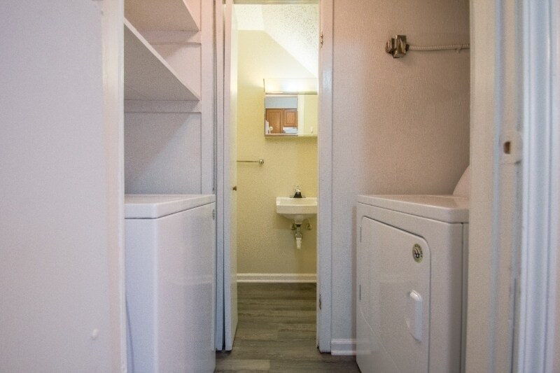 Building Photo - 221 Peppertree Ln