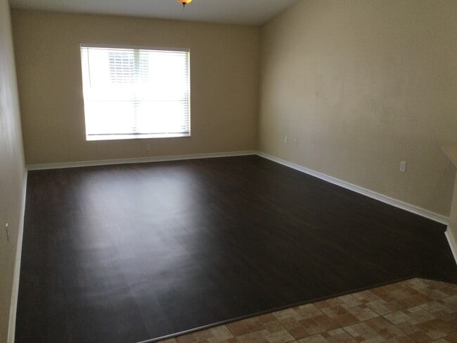 Building Photo - 2408 Groveway Dr