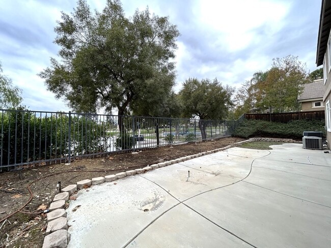 Building Photo - AVAILABLE NOW!! Fully Furnished 5 Bedroom 2.5 Bathroom Two Story Home in Beaumont!!