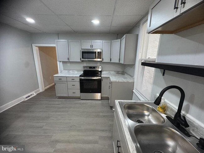 Building Photo - 122 W All Saints St