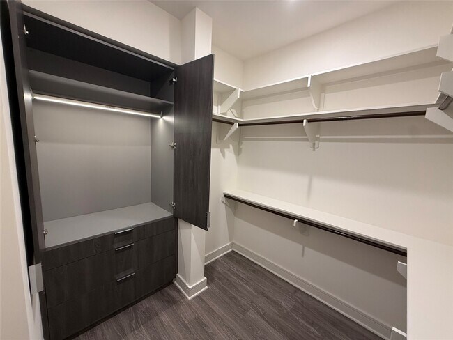 Building Photo - 2525 Turtle Creek Blvd