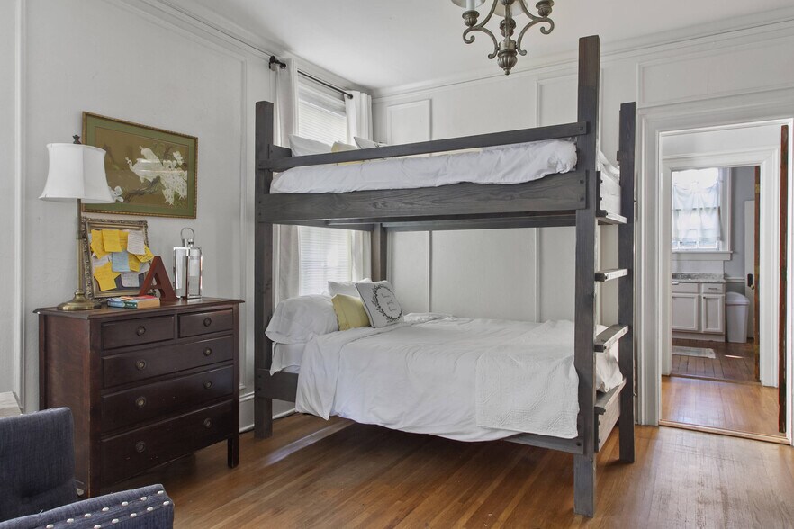 Building Photo - 633 College St