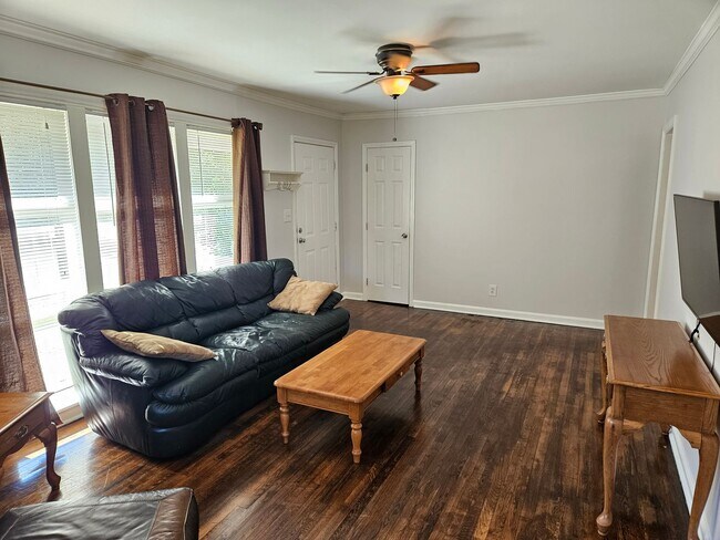 Building Photo - Nice 3 bed 1 bath home located in Marietta minutes from I-75