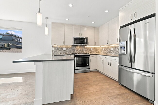 Building Photo - $3,640.95 with $300 Off the first month's rent, 2 Bed, 2.5 Bath Townhome in Denver with Rooftop P...