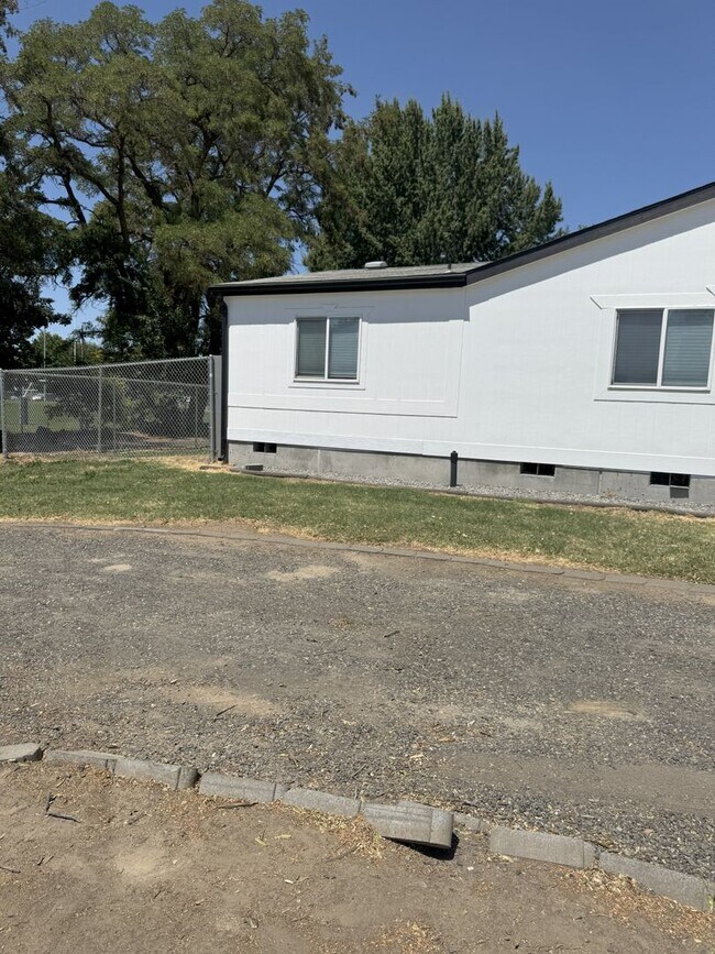 Building Photo - Large Echo home for rent