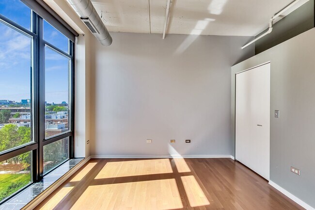 Building Photo - SW CORNER 2 BED / 2 BATH CONDO IN UNIVERSI...