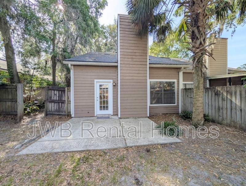 Building Photo - 3945 Oak St