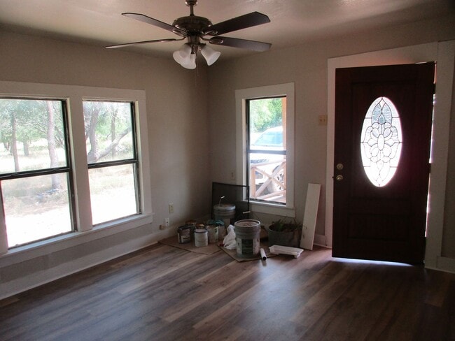 Building Photo - Charming Remodeled 2/1 Home