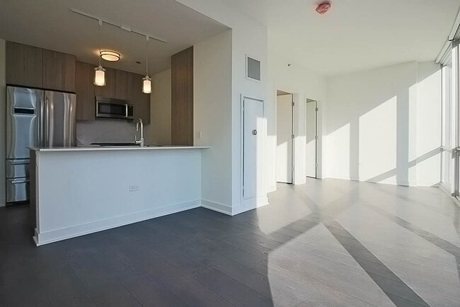 Building Photo - 458 N Park Dr