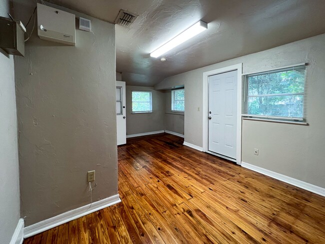 Building Photo - PET FRIENDLY Recently Updated 4-Bedroom, 3...