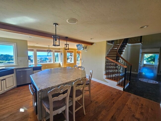 Building Photo - 4Bd/5Ba Multi Story Home - For viewing by ...