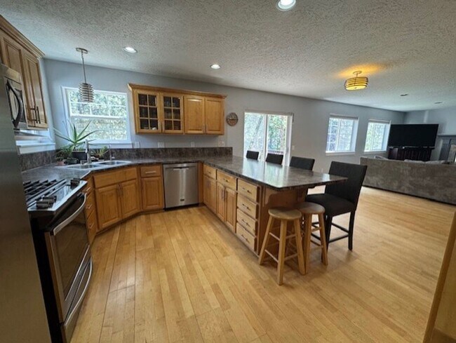 Building Photo - West Side Location