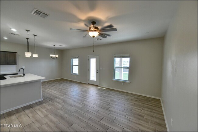 Building Photo - 516 Logwood Ave