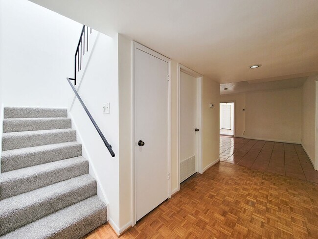 Building Photo - Stylish Townhouse in Prime Location – Walk...