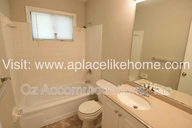 Building Photo - 5521 Perry Ln