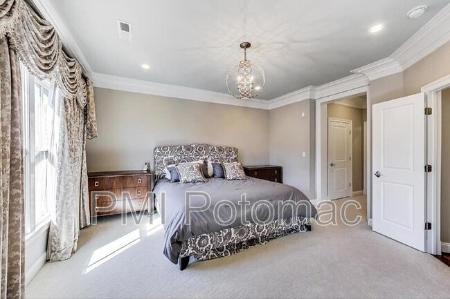 Building Photo - 10821 Symphony Park Dr