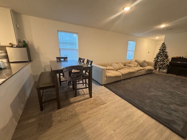 Building Photo - Super Nice with Great Price.  3 Bedroom 2 Bath 1 Story