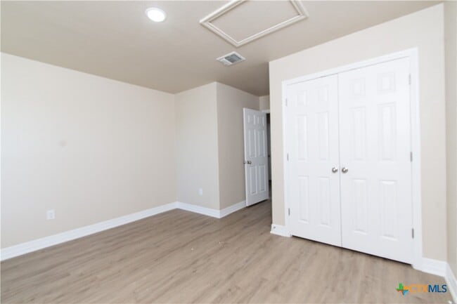 Building Photo - 806 Meadow Cir