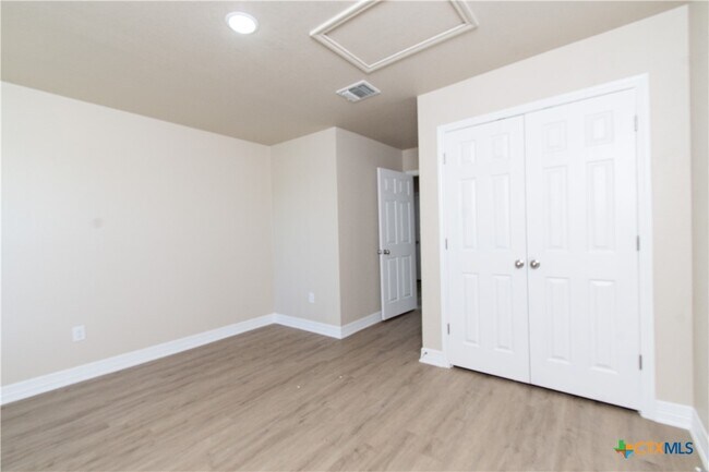 Building Photo - 806 White Meadow Ln