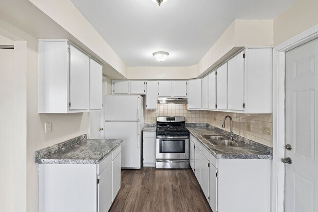 Building Photo - Townhouse in Hoffman Estates