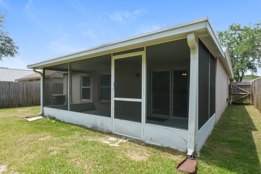 Building Photo - 6719 Summer Cove Dr