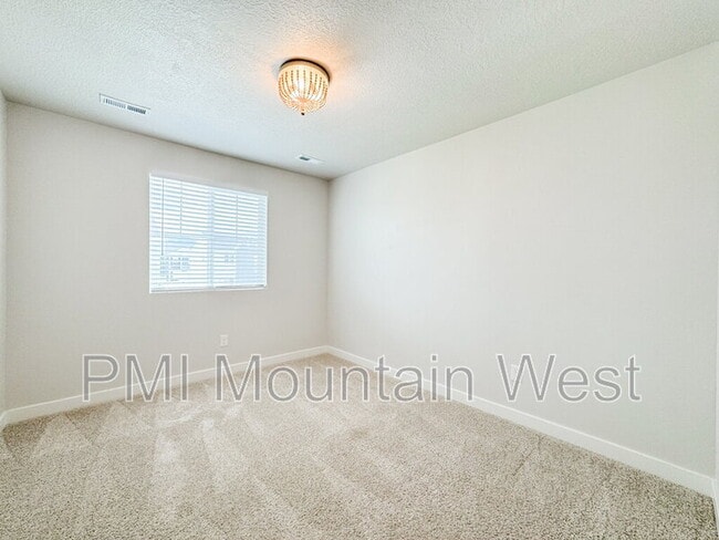 Building Photo - 3855 S 3025 W