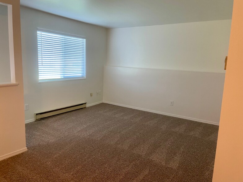 Building Photo - 3500 Rolling Green Dr