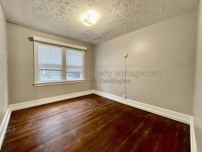 Building Photo - 839 W Larch Ave