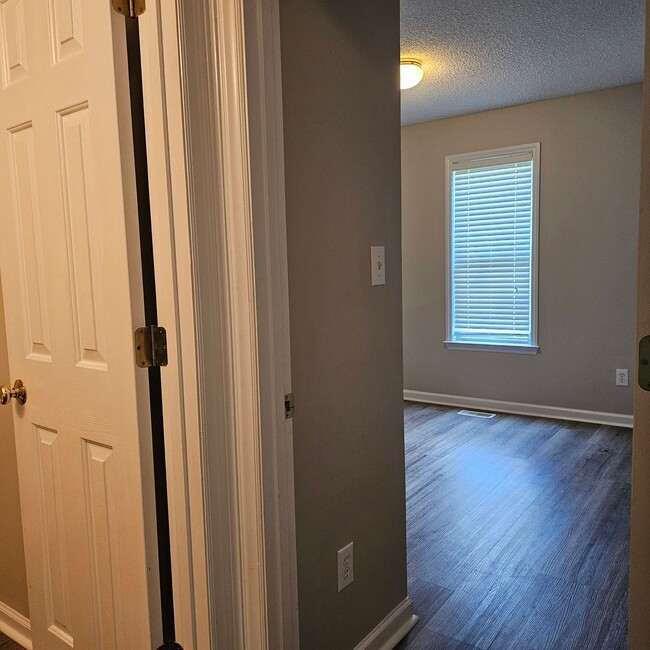 Building Photo - 3 Bedroom Ranch with fenced yard