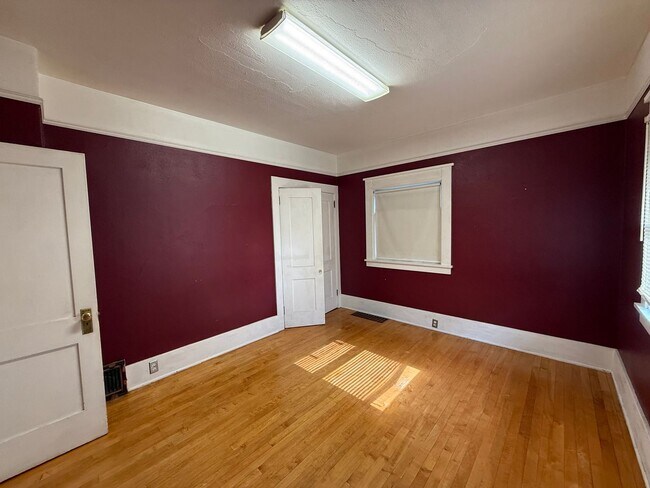 Building Photo - Vintage Victorian-Style Home | 3 Bed | 2 B...