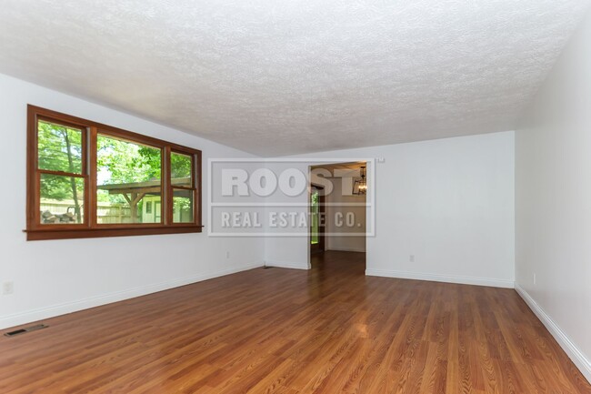 Building Photo - 4 Bed 2 and a Half Bath Single Family Home!