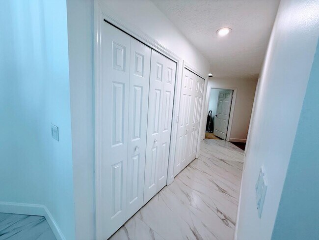 Building Photo - 465 SE Naranja Ave