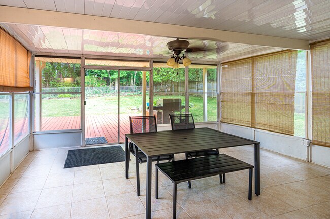 Building Photo - 10215 Melanie Dr SE