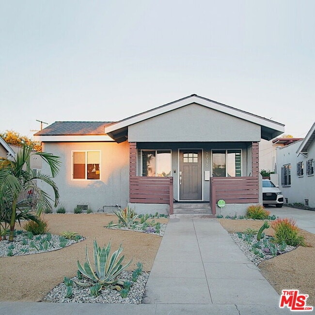 Primary Photo - 2918 S Norton Ave