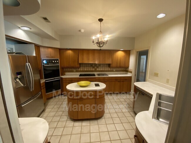 Building Photo - 11225 N Club Dr