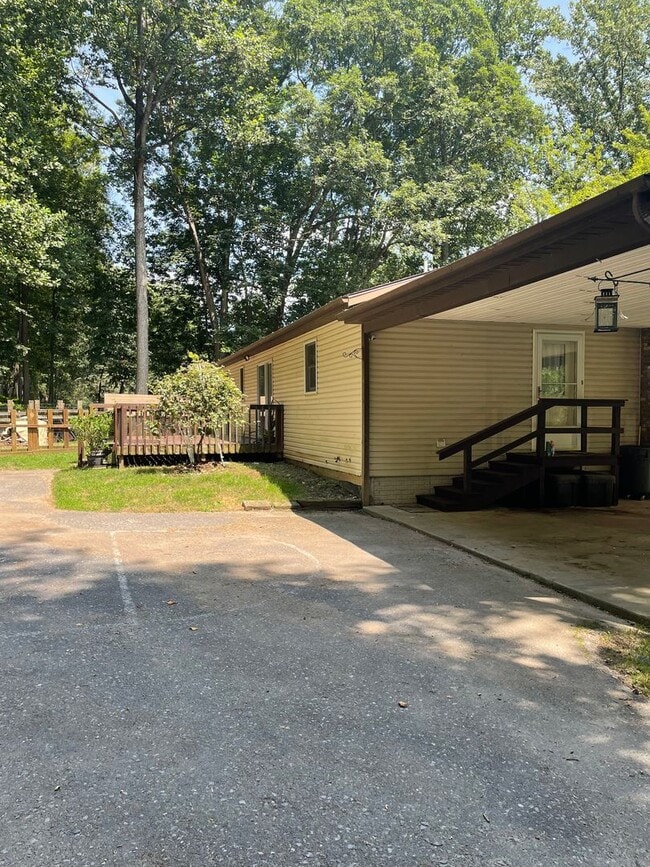 Building Photo - 3 Bedroom Home in Dauphin