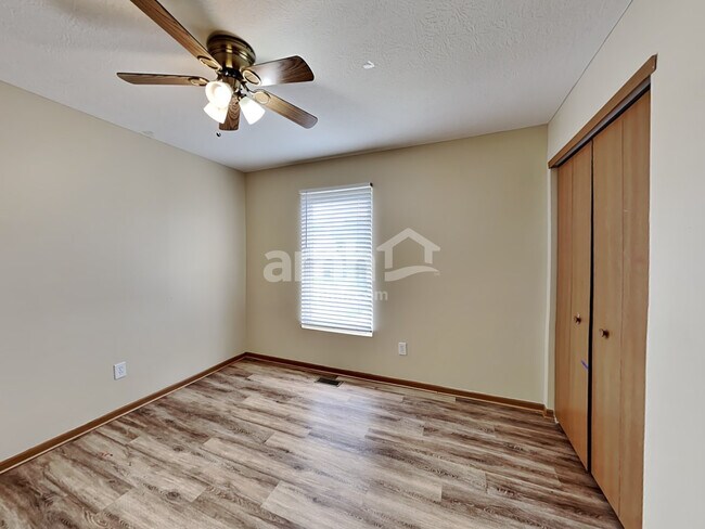 Building Photo - 1893 Sandy Lake Dr