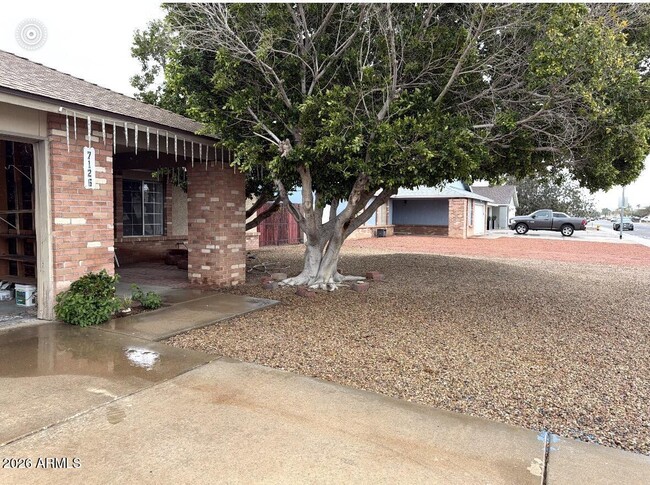 Building Photo - 7126 W Sunnyside Dr