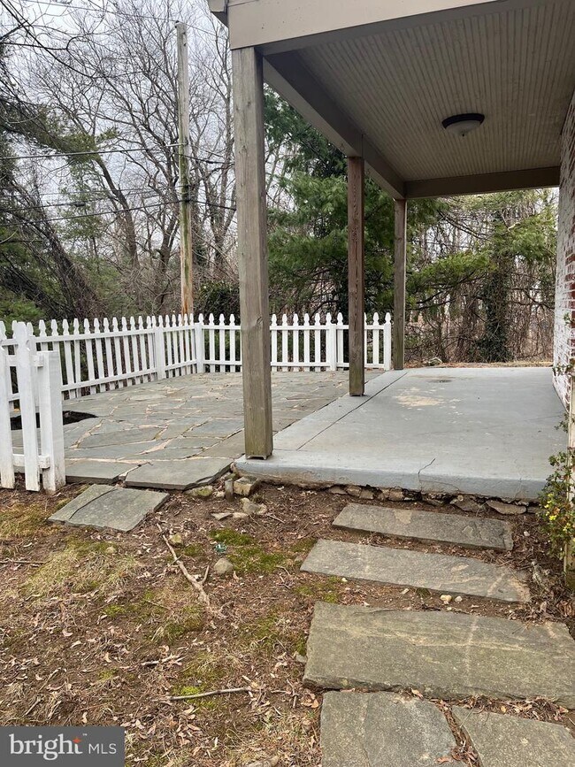 Building Photo - 102 Hillside Cir