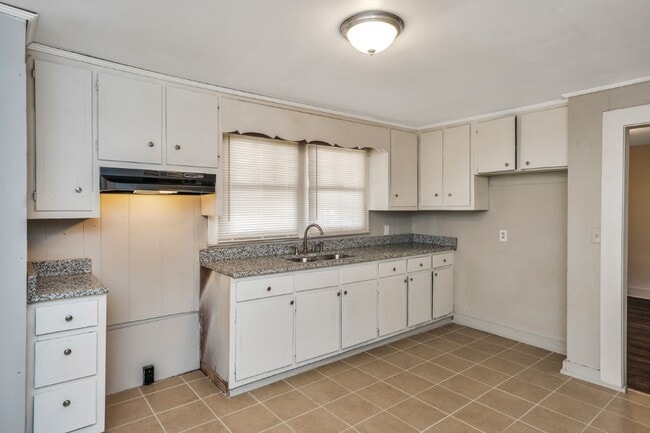 Building Photo - Spacious 4-Bedroom Beauty in Sylacauga – Huge Deck, Carport & Tons of Charm!