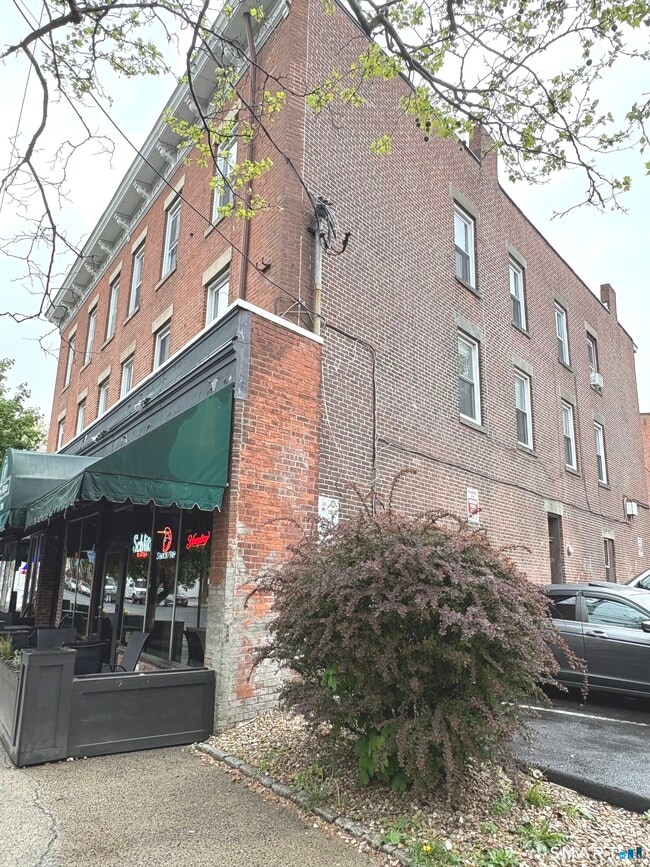 Building Photo - 860 State St