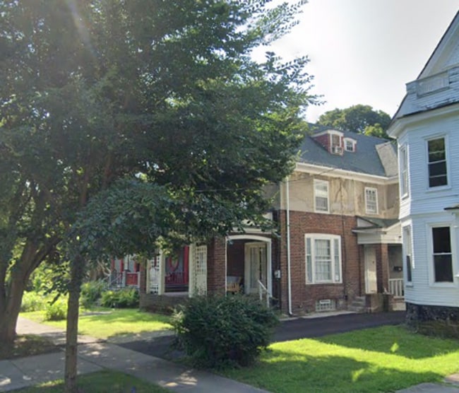 Building Photo - Available 6/1/26 - Spacious Home with Garage