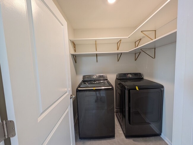 Building Photo - Modern Corner Lot Townhome located in the Ivy Ridge Community in South Carolina !