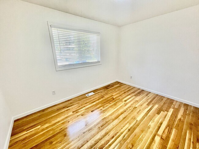 Building Photo - New on the Market!