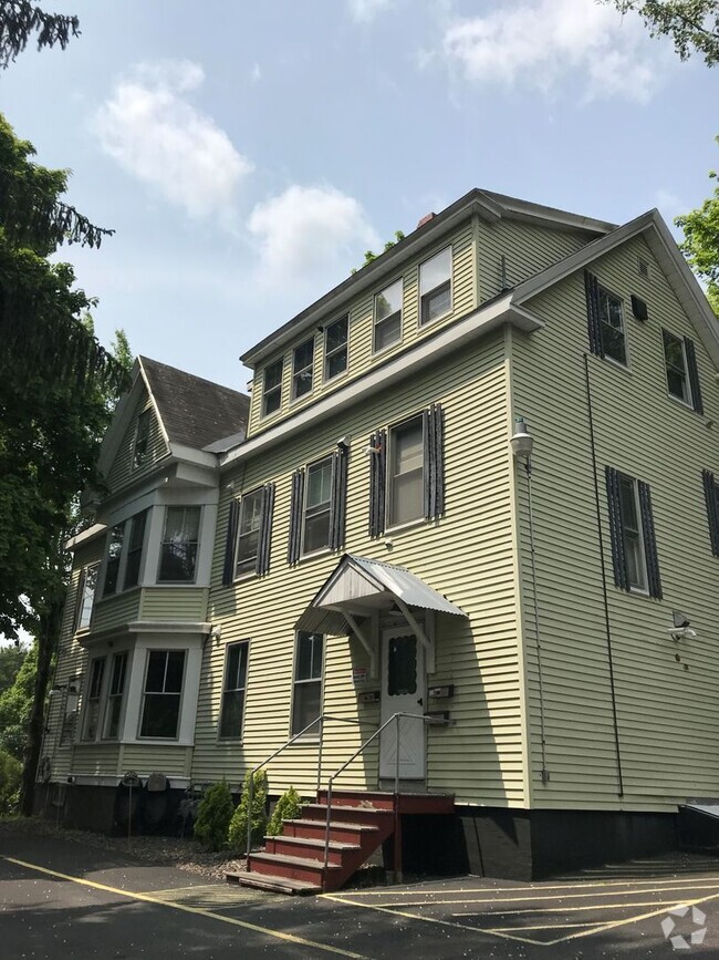 Building Photo - Westbrook-66 Stroudwater St. #1:  1 BR+off...