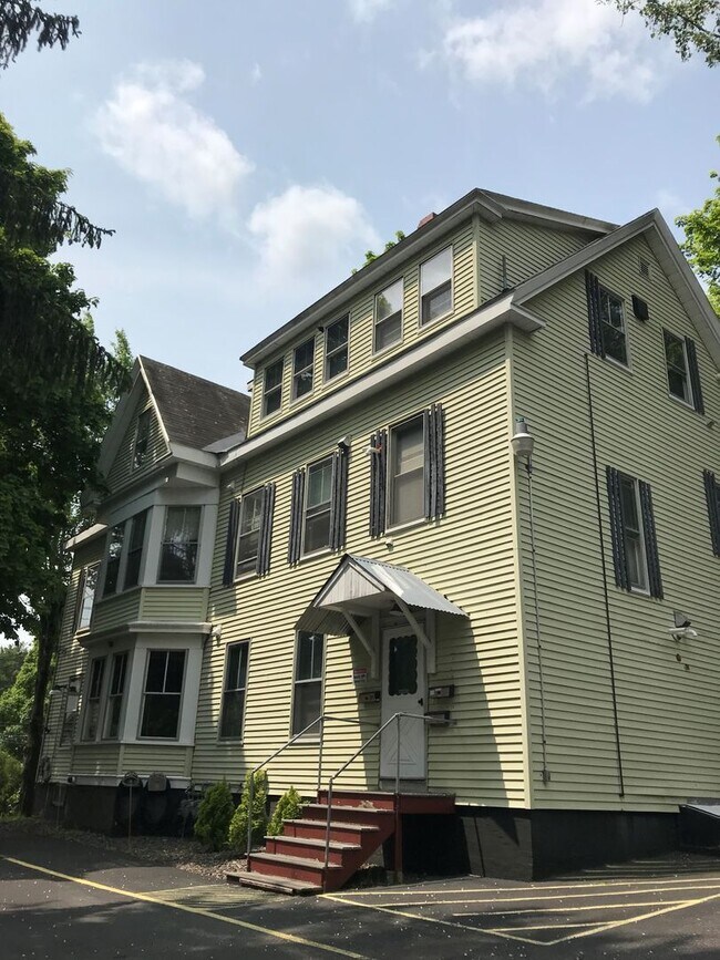 Westbrook-66 Stroudwater St. #1: 1 BR+off... - Westbrook-66 Stroudwater St. #1:  1 BR+off...